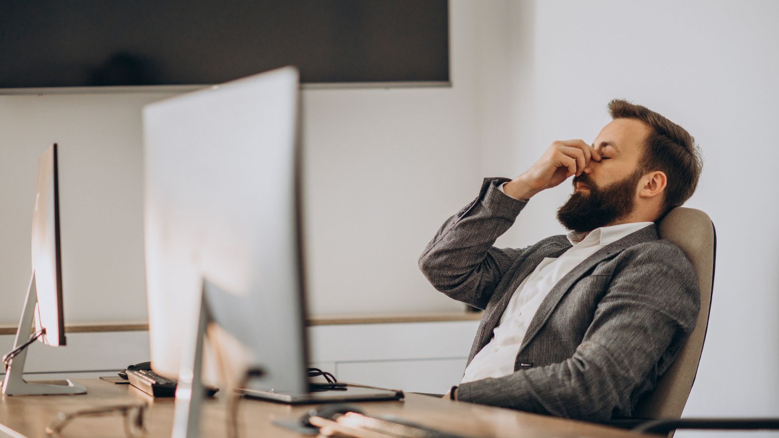 Homem cansado no trabalho