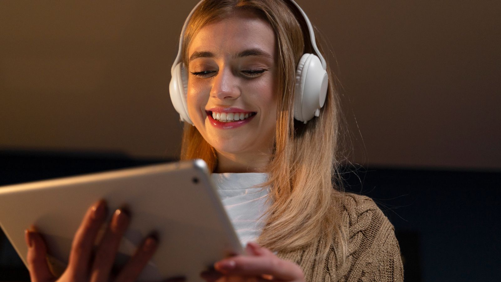 Jovem assistindo vídeo pelo tablet