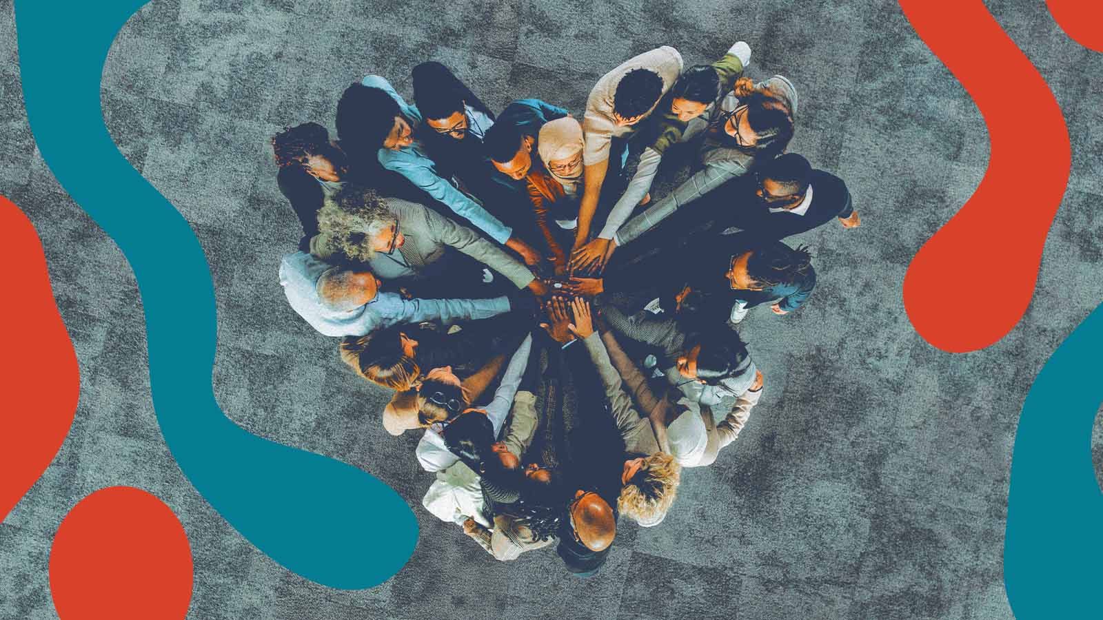 grupo de pessoas junta as mãos no centro, representando trabalho em equipe