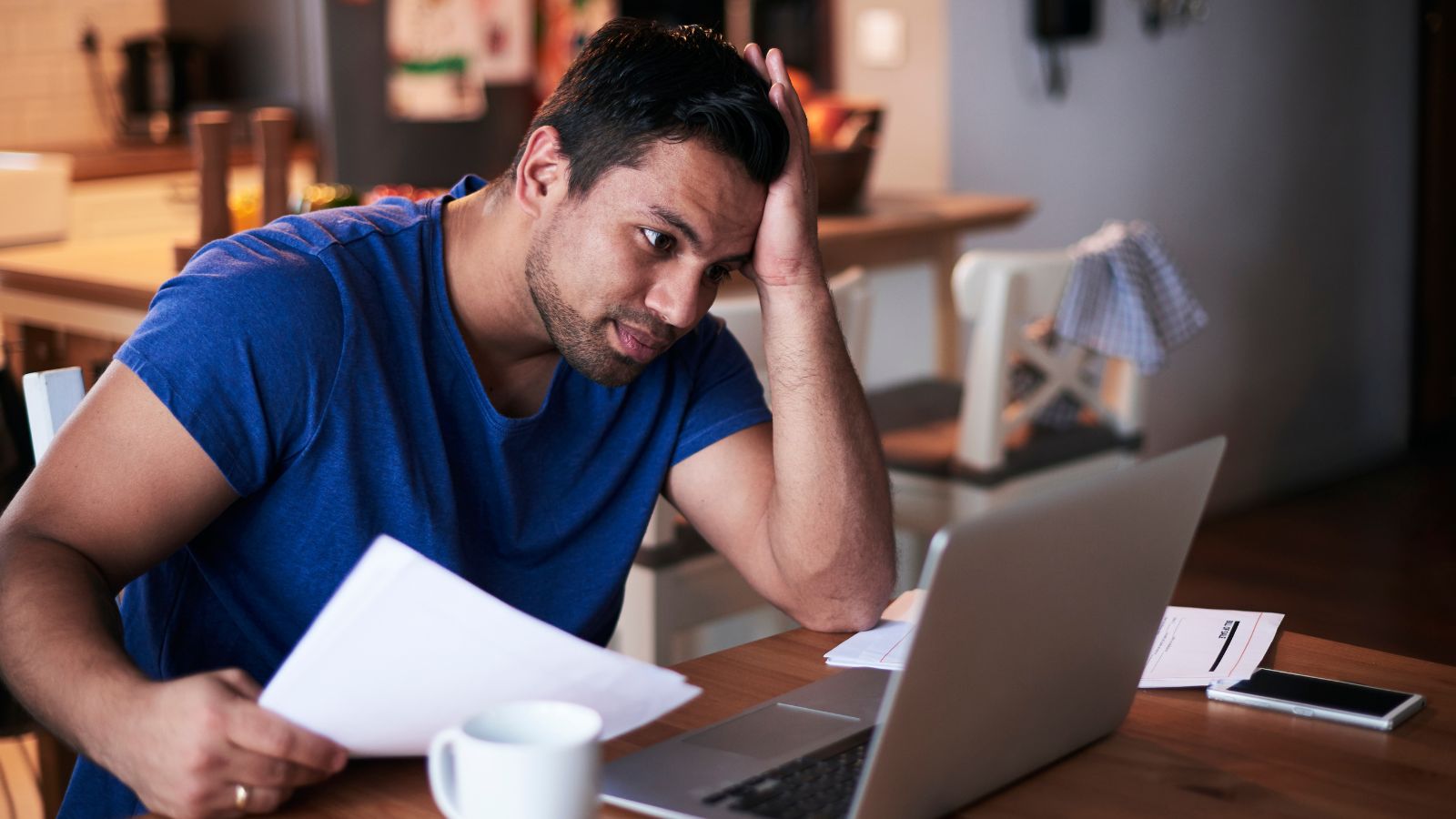 Homem fazendo currículo com expressão desesperado