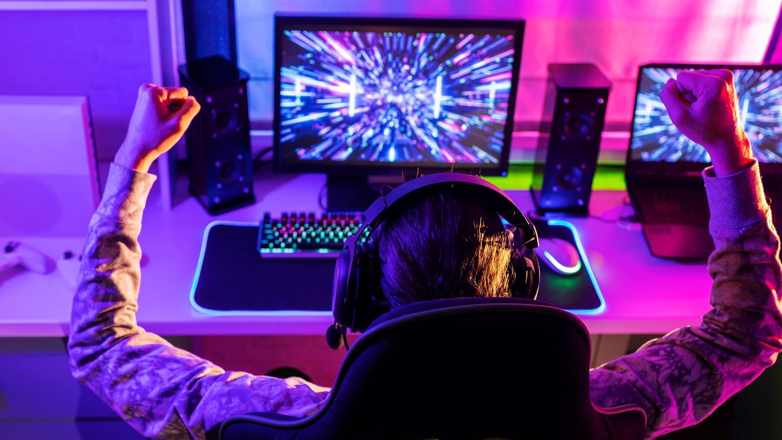 Jogador jogando dentro de casa