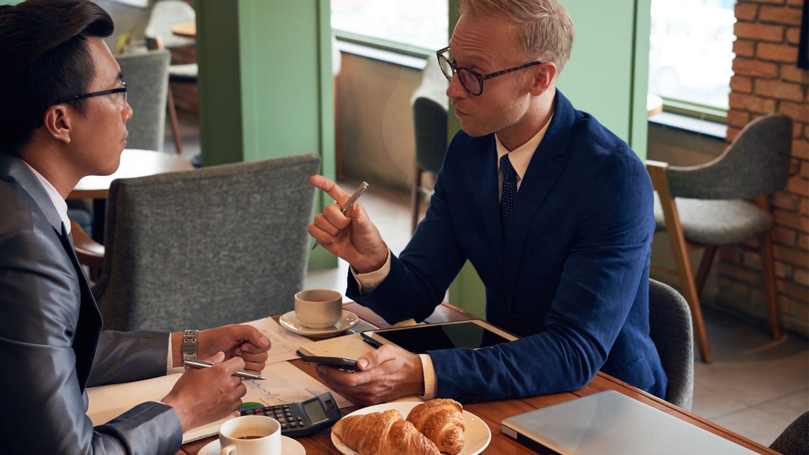 Homens de negócio conversando