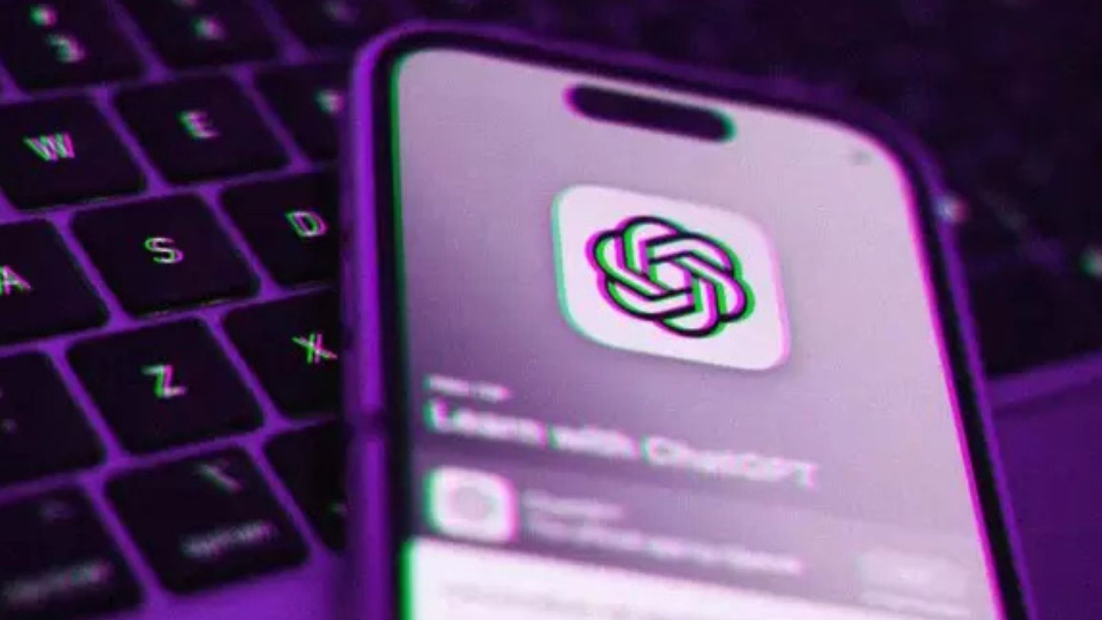 Tela do celular aberta no logo da OpenAI