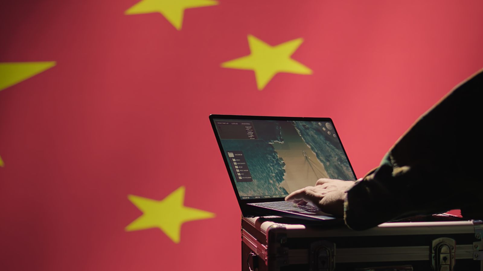 Fundo da bandeira da China com pessoa mexendo no computador