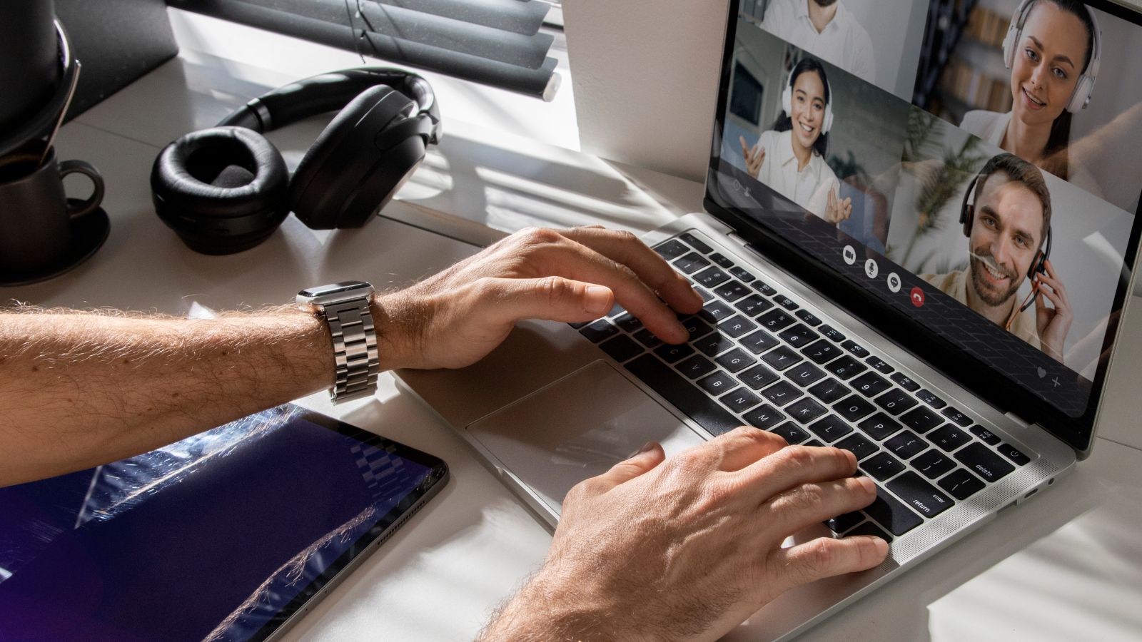 Pessoa em chamada de vídeo no trabalho remoto