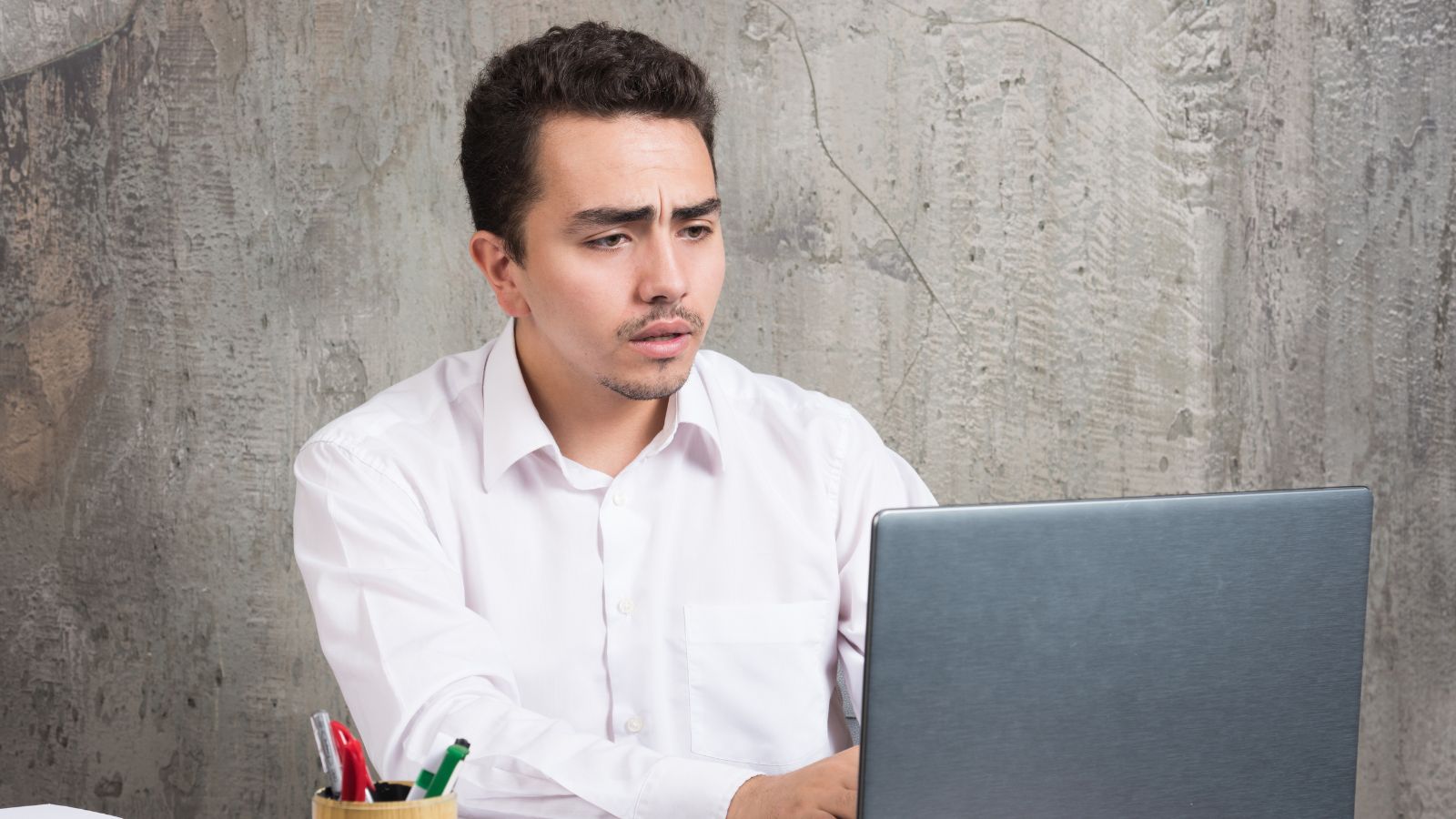 Homem mexendo em notebook para trocar senha