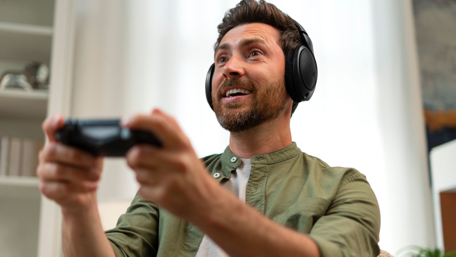 Homem jogando no PlayStation