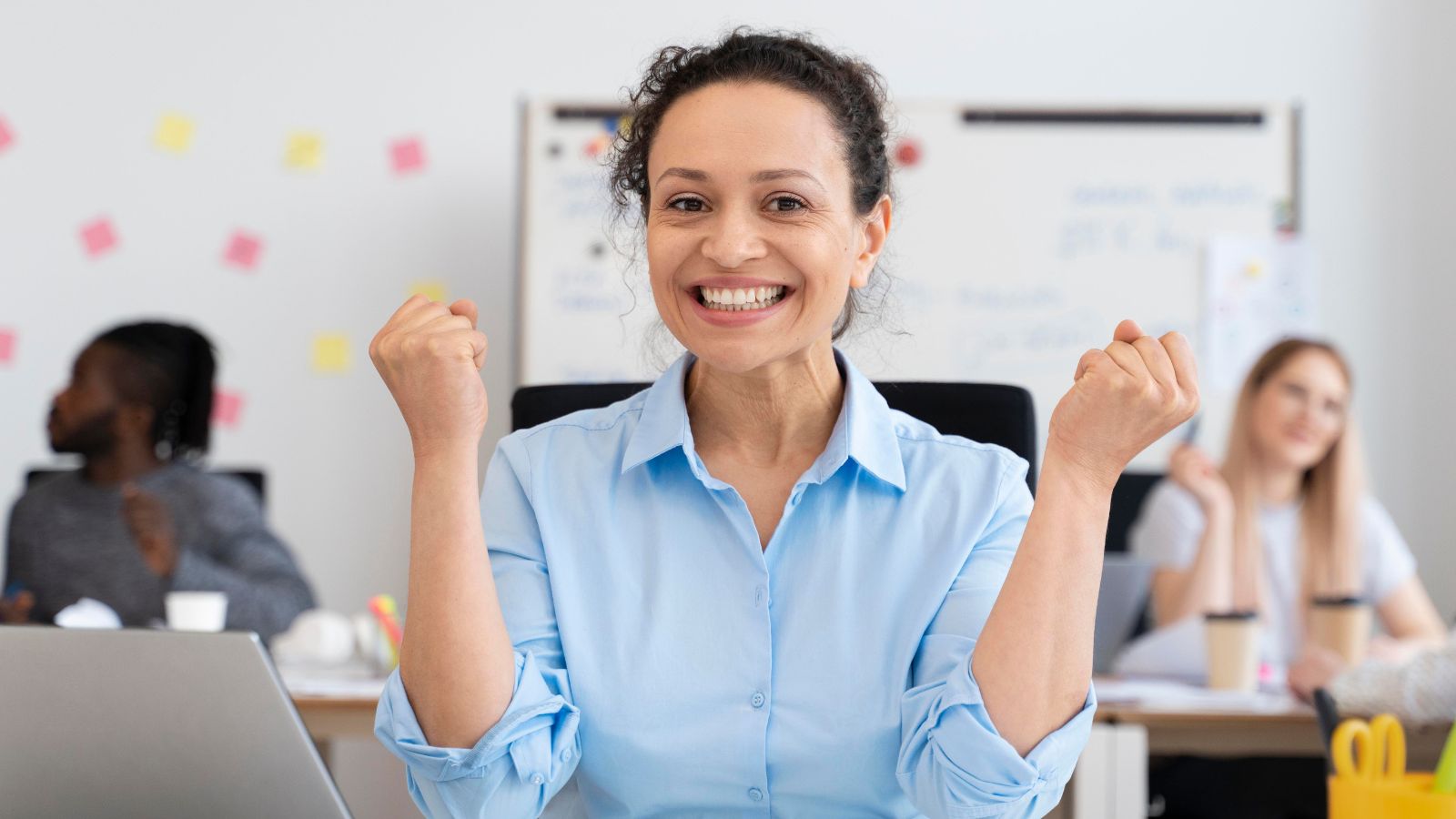 Mulher comemorando promoção