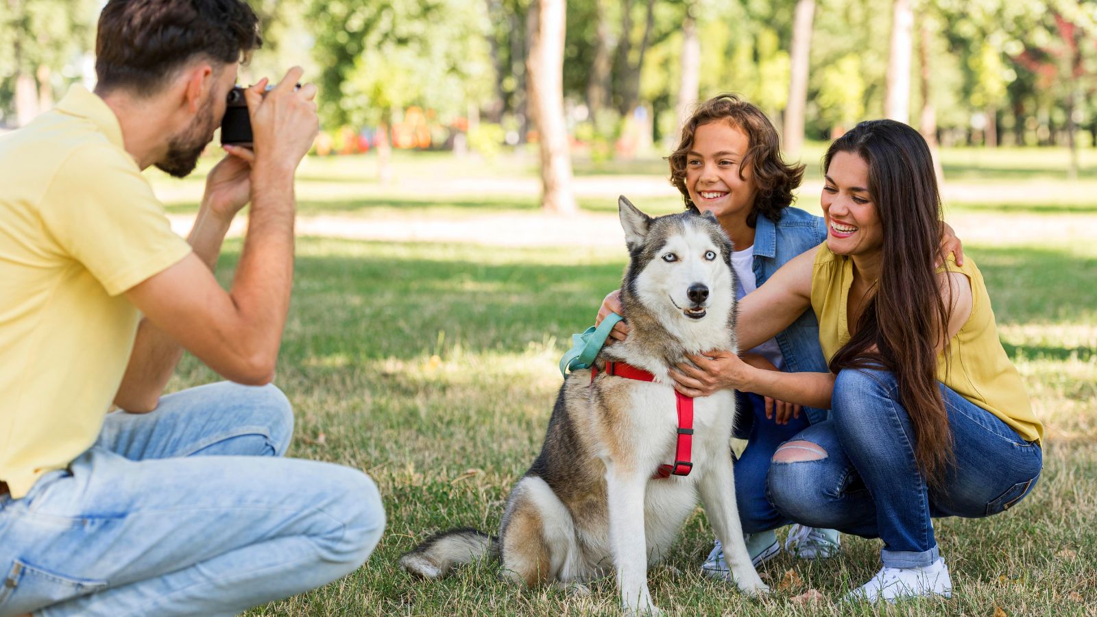 Família passeando com cachorro na praça