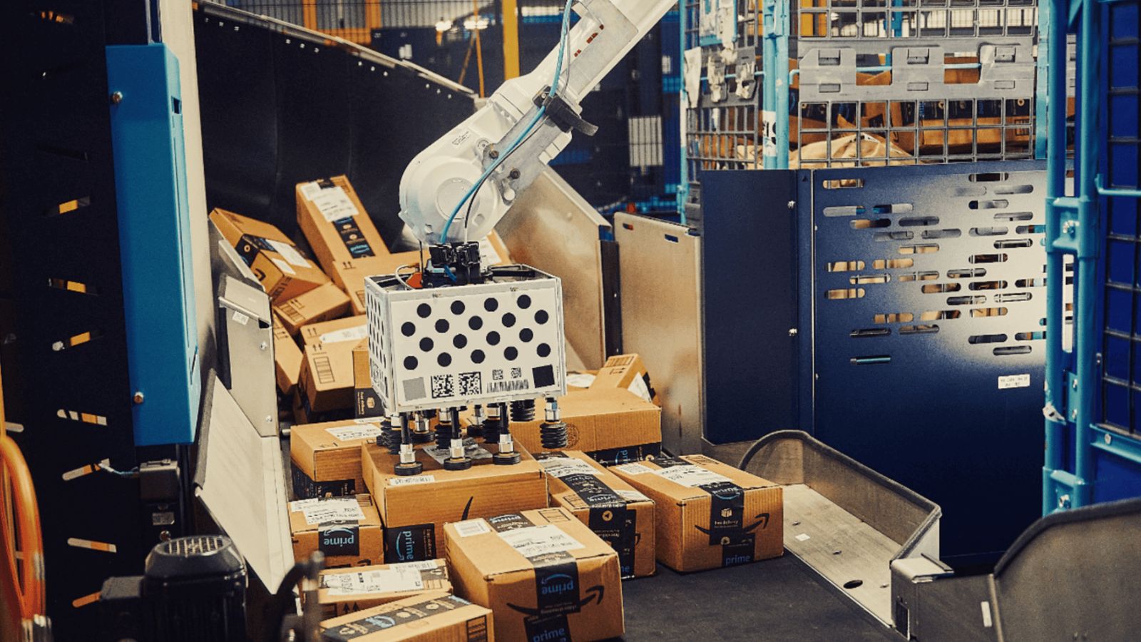 Robô Cardinal, da Amazon, separando encomendas de forma autônoma