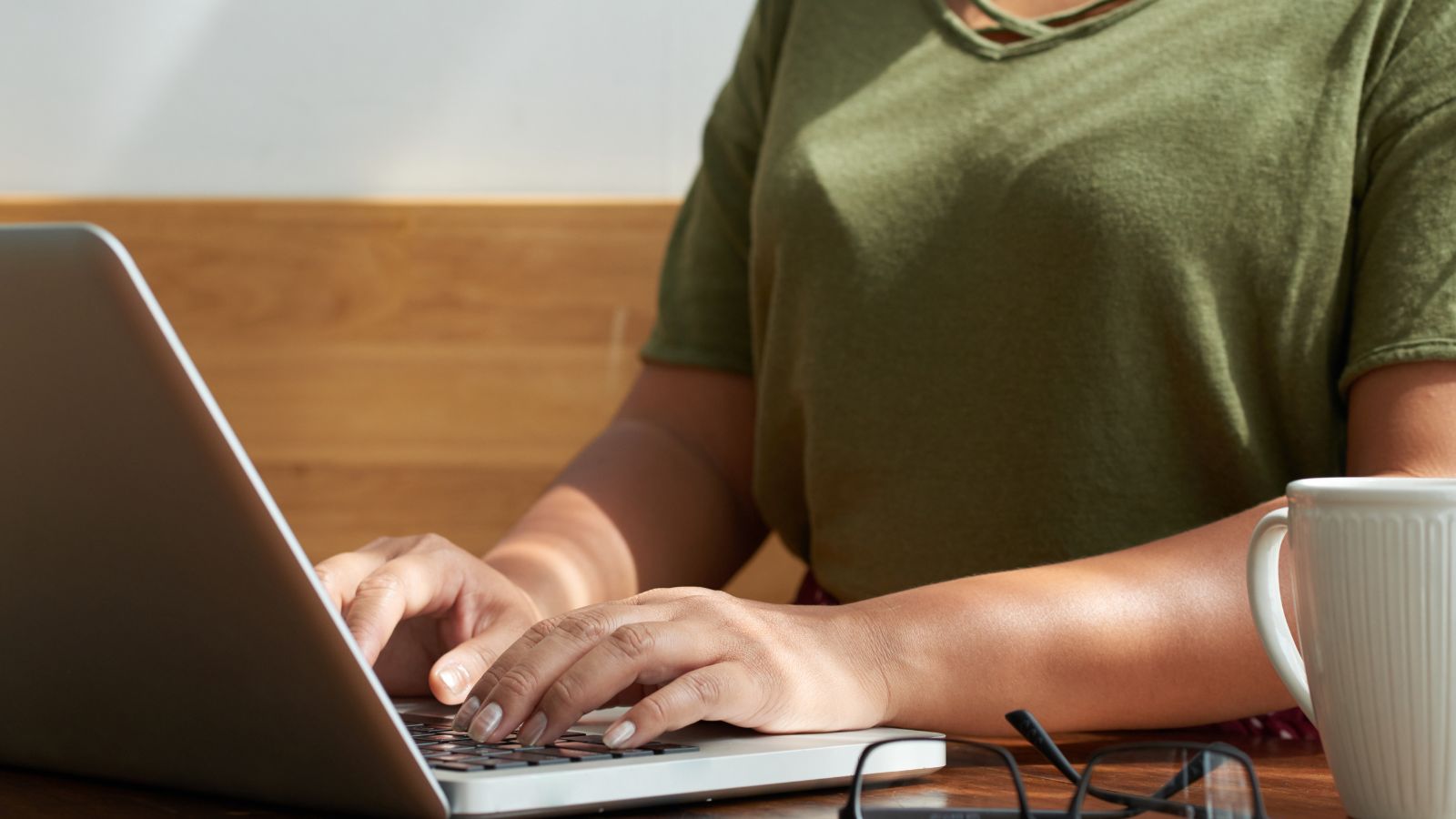 Mulher mexendo no notebook