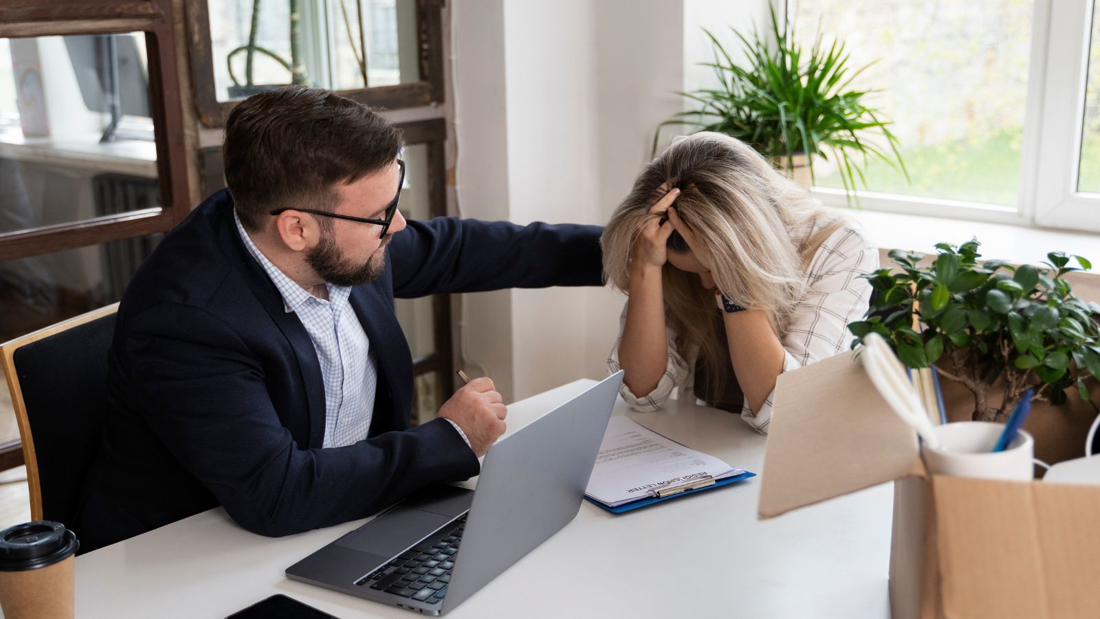 Chefe demitindo funcionário