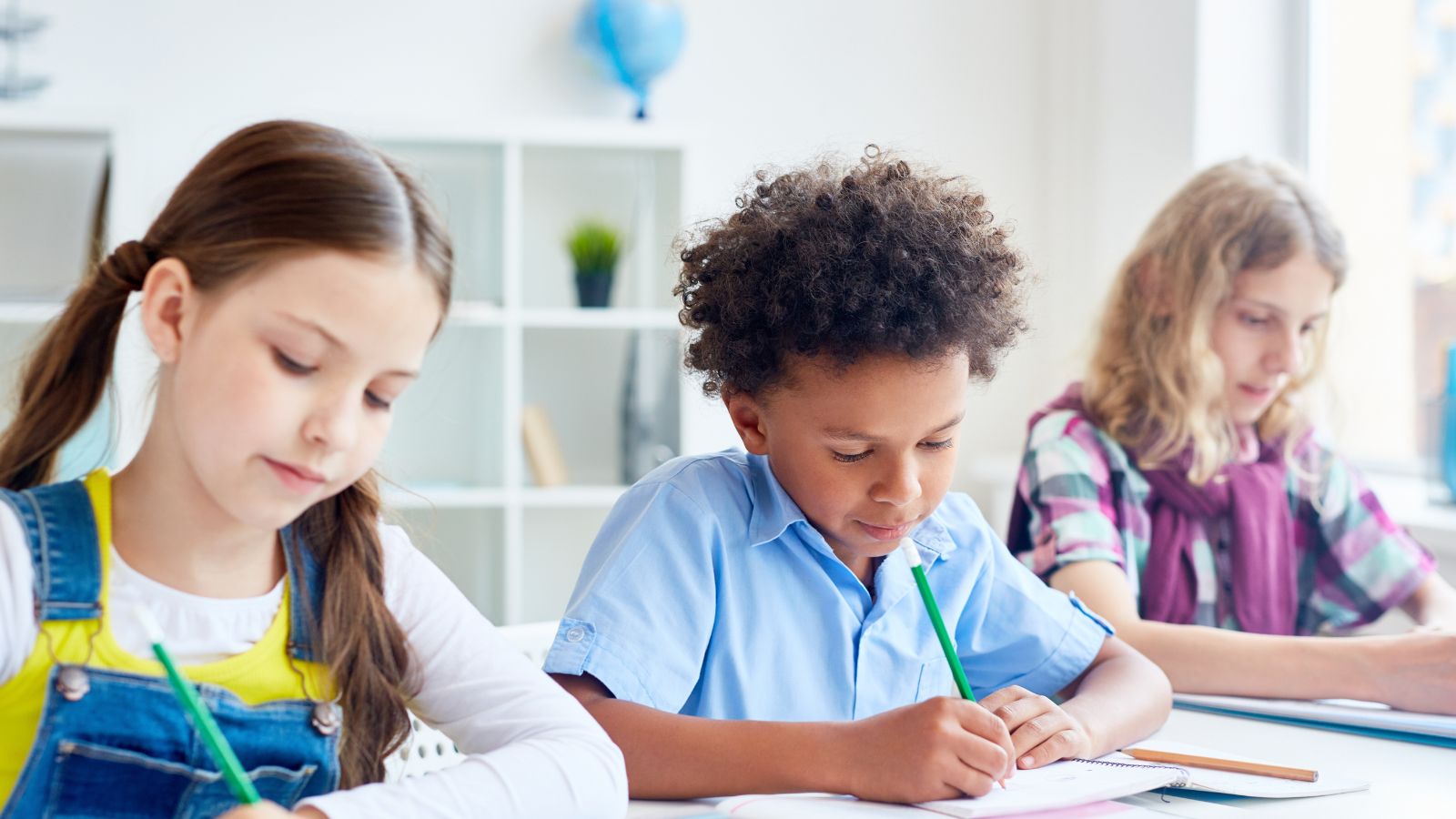Alunos estudando na escoa