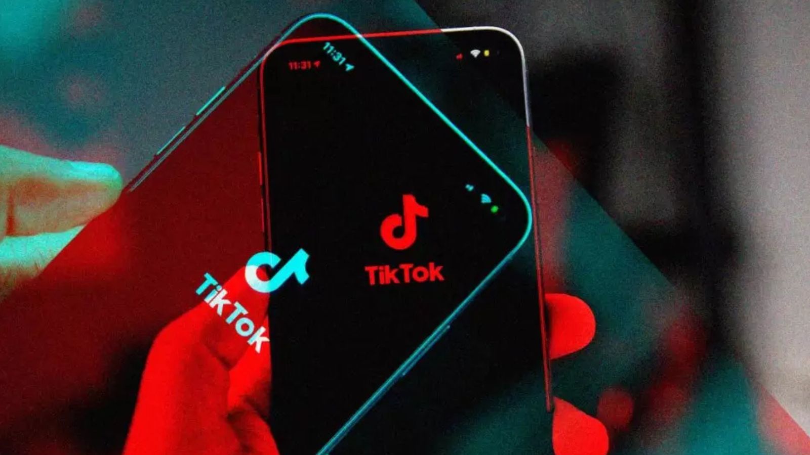 Celulares abertos no símbolo do TikTok