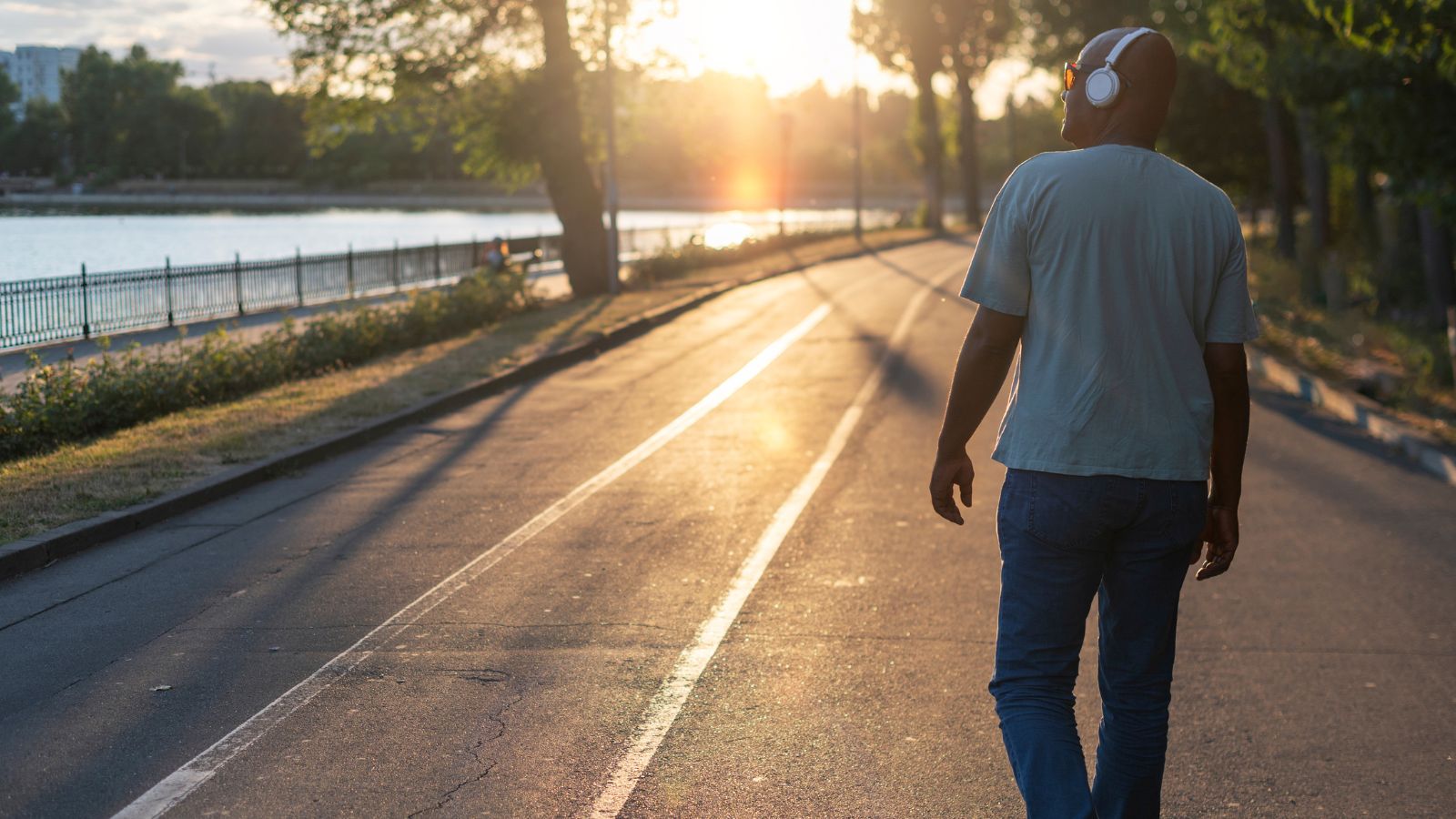 Homem caminhando no entardecer
