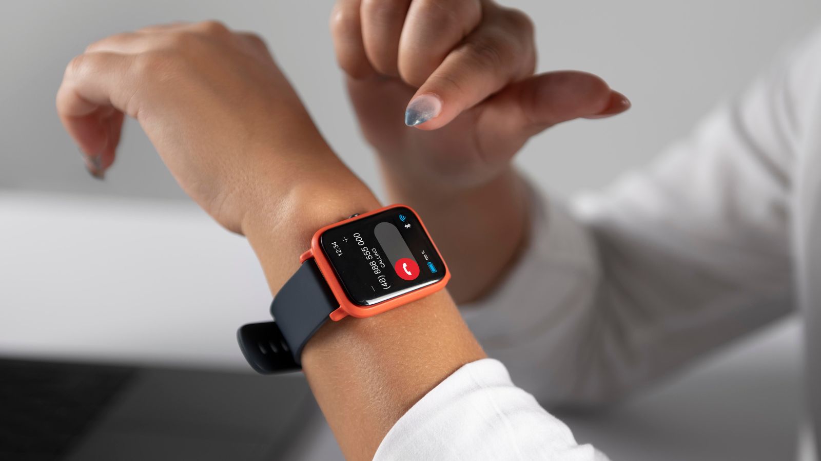 Mulher usando Apple Watch