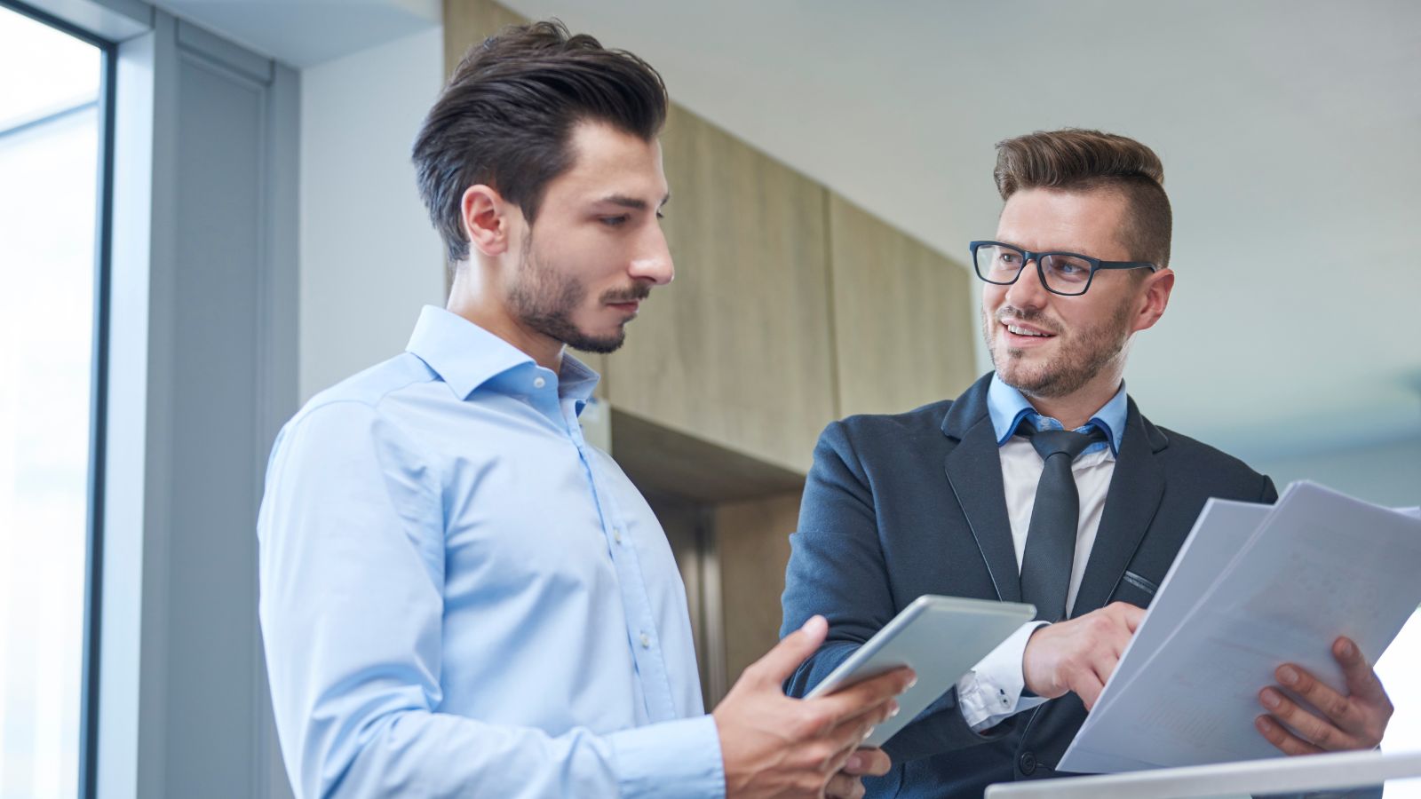 Chefe e funcionário conversando