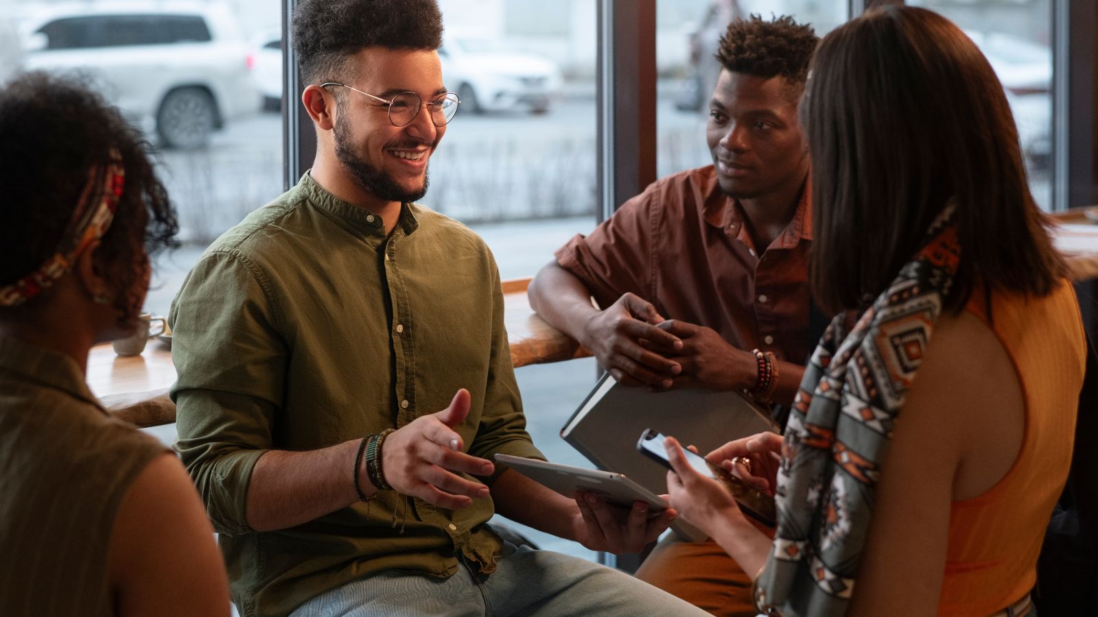 Pessoas em uma roda de amigos conversando