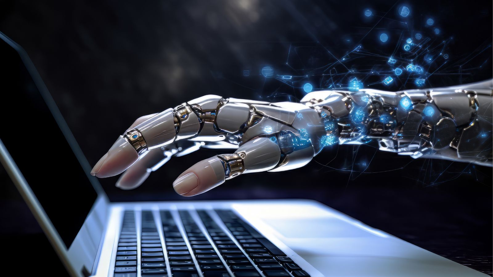 Mão de robô mexendo em notebook