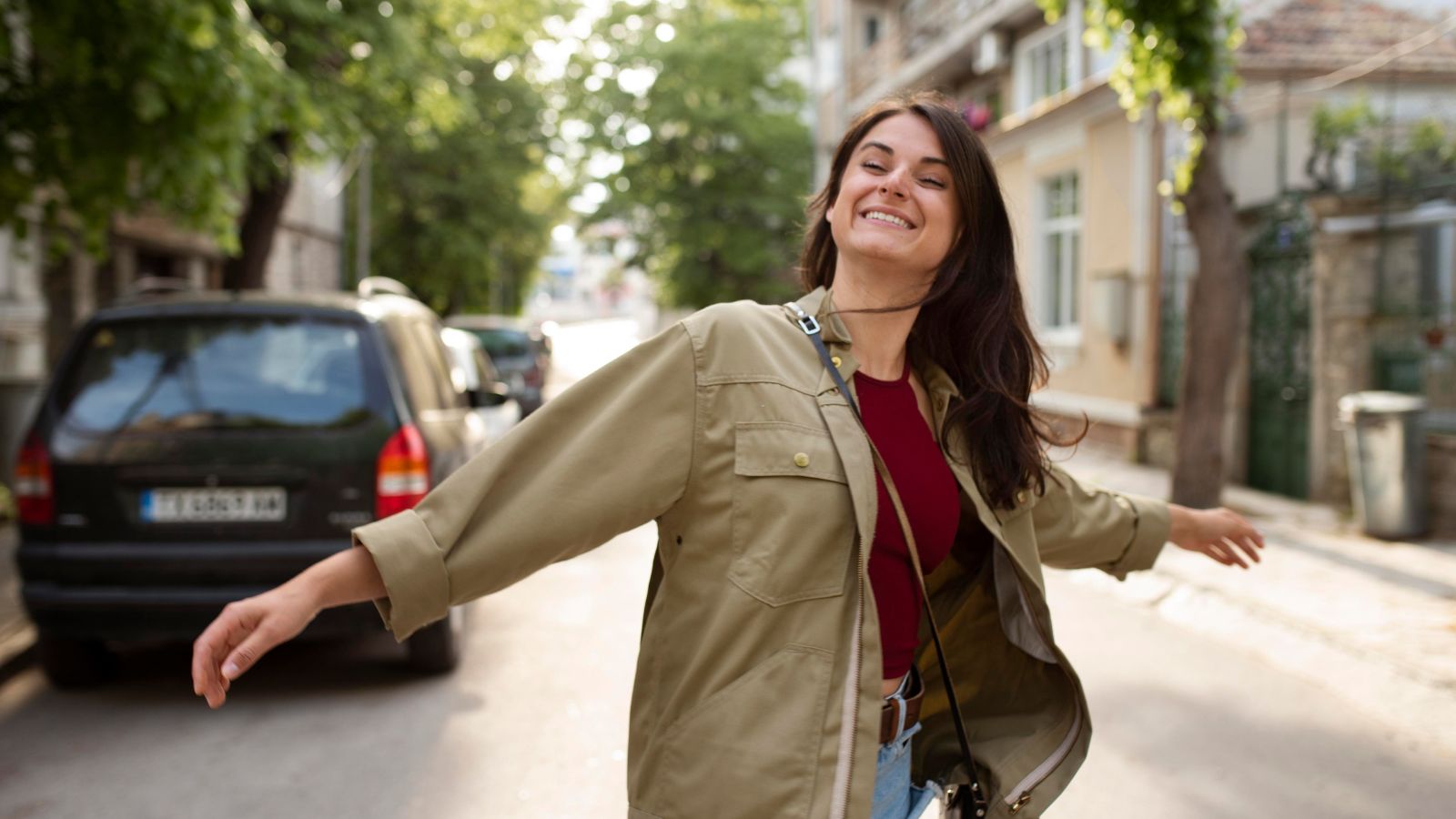 Mulher caminhando feliz