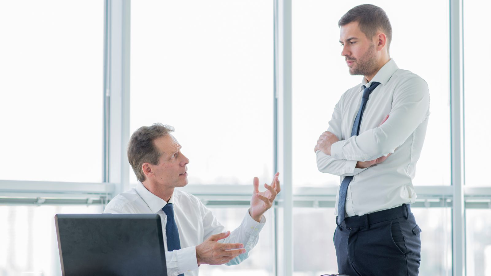 Funcionário e chefe conversando