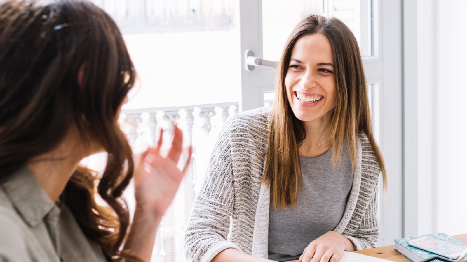 pessoa apresentando seu currículo para outra