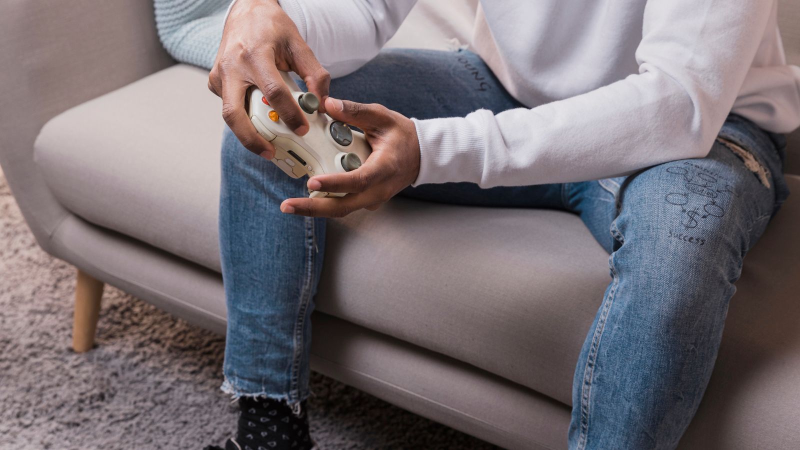 Homem jogando no Xbox