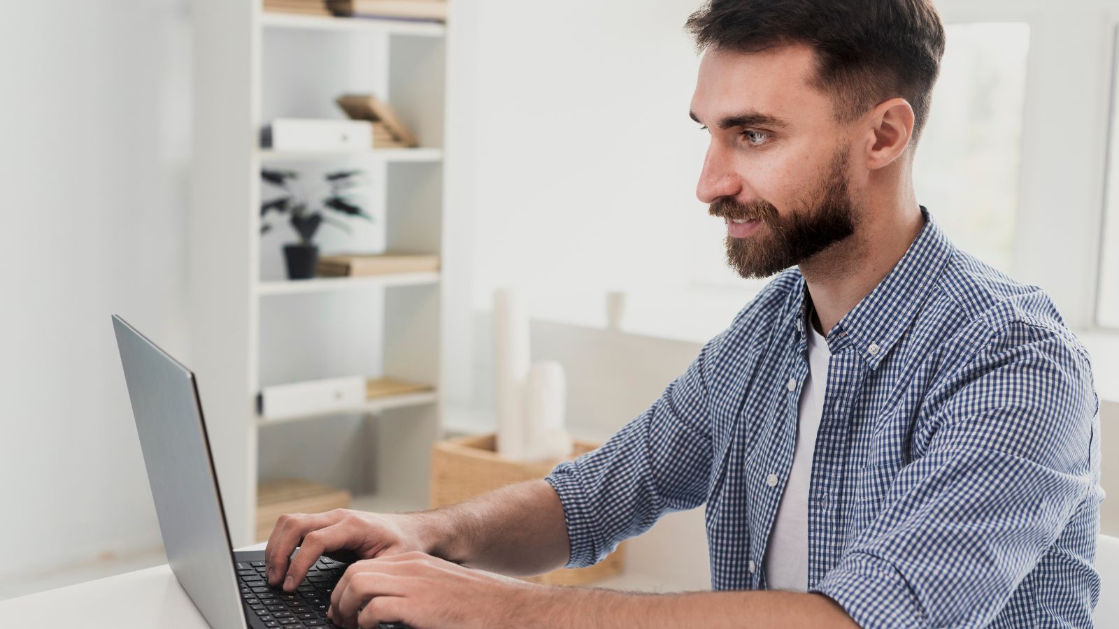 Homem mexendo em computador