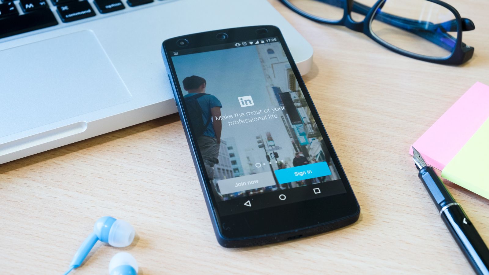 Tela do celular aberta no LinkedIn