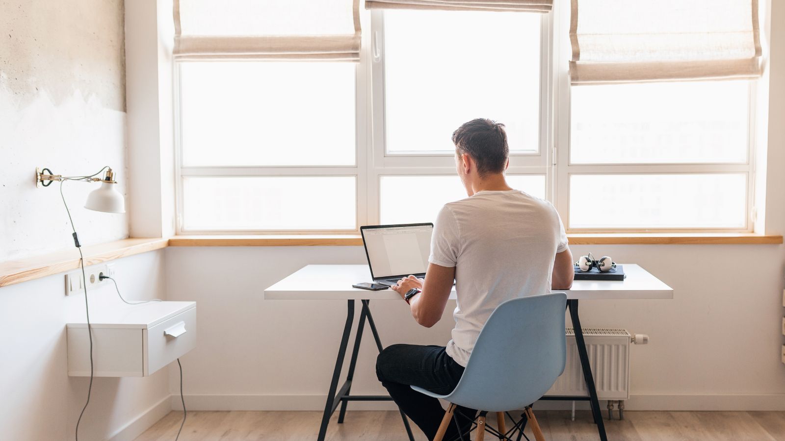 Homem trabalhando em sala branca