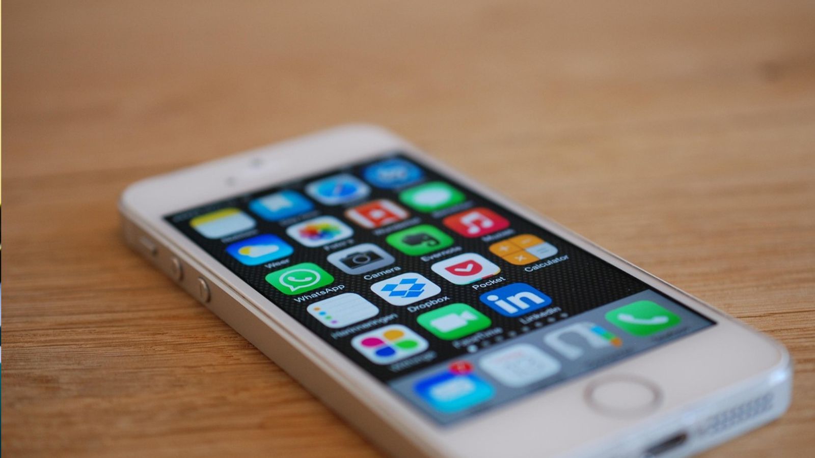 Celular mostrando aplicativos