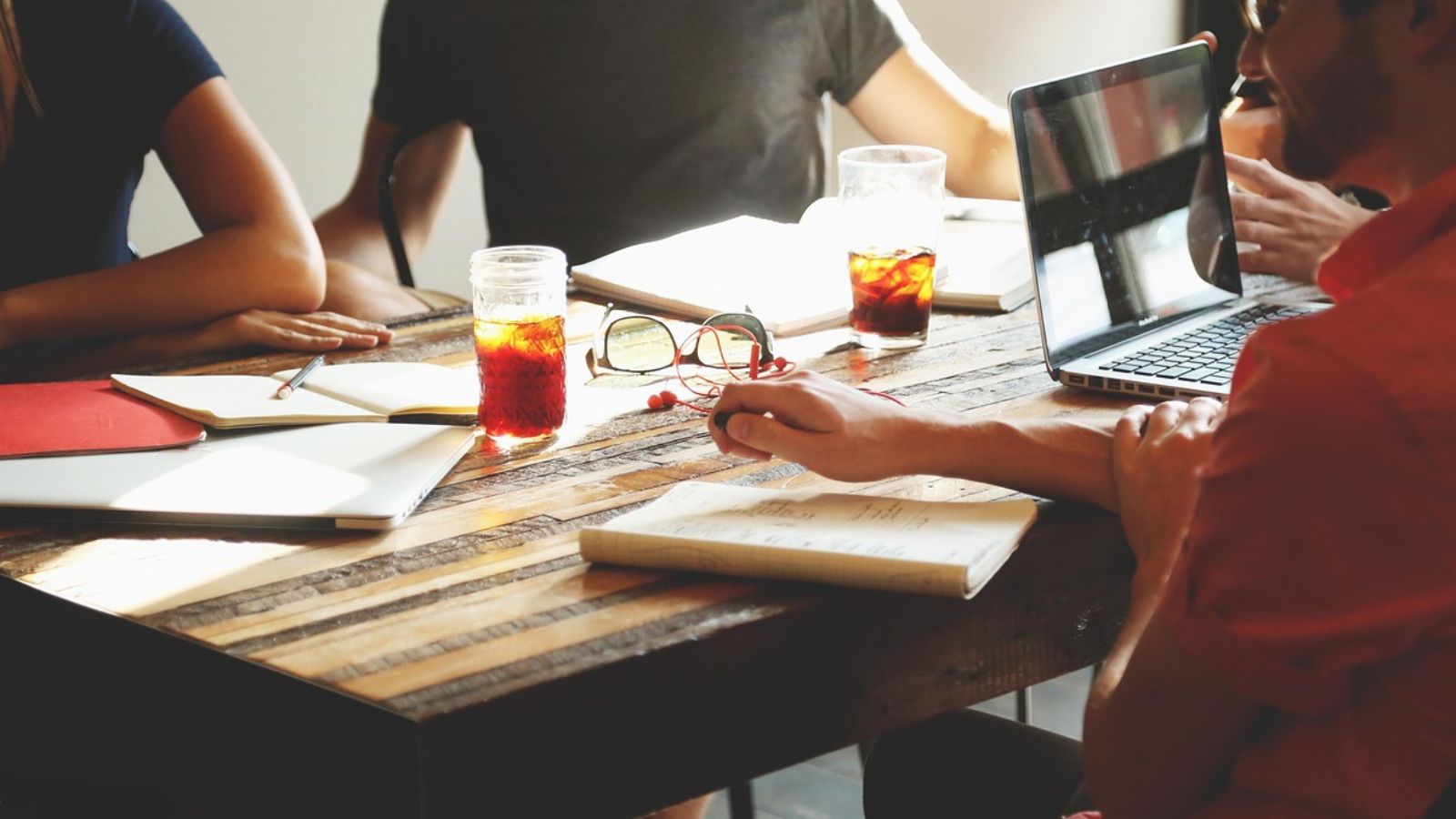 Pessoas sentadas em empresa trabalhando