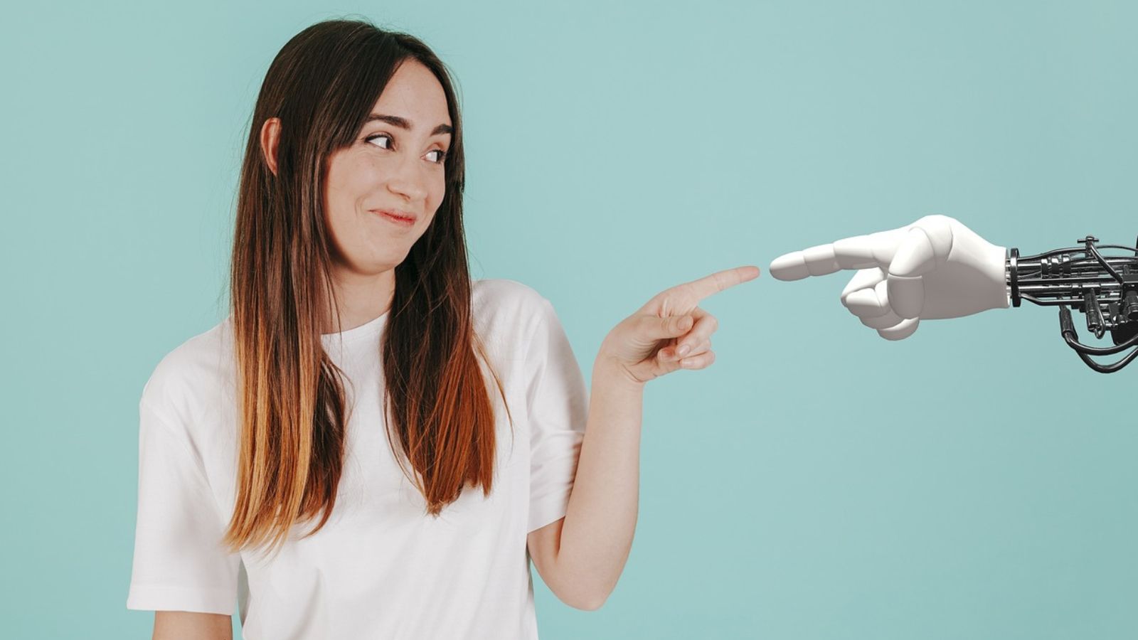 Mulher tocando mão de robô