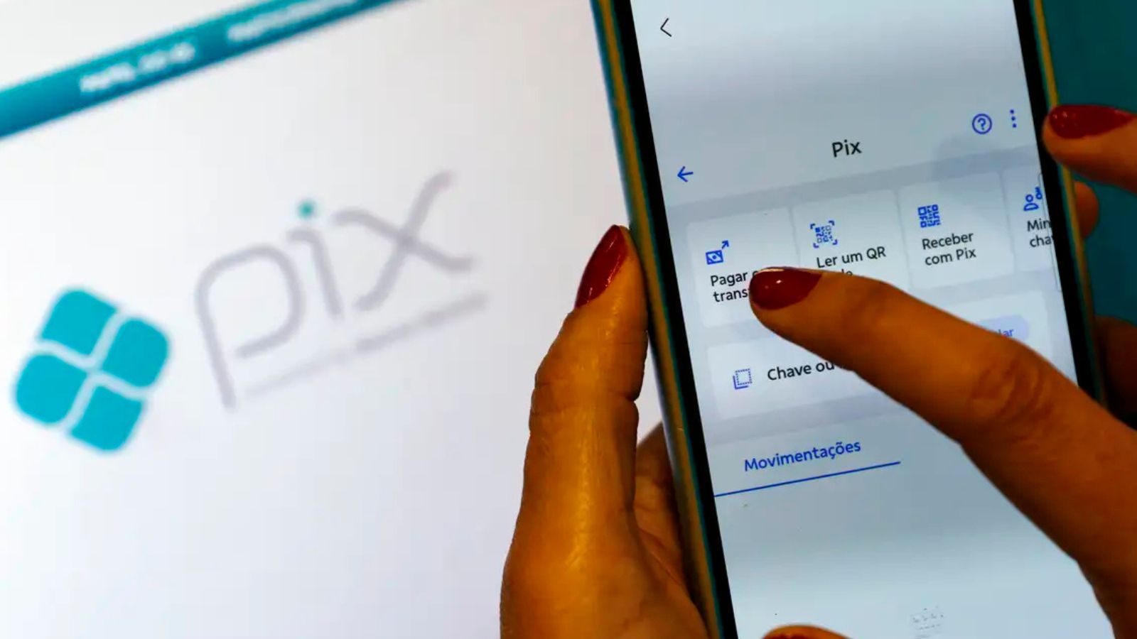Pessoa acessando o Pix