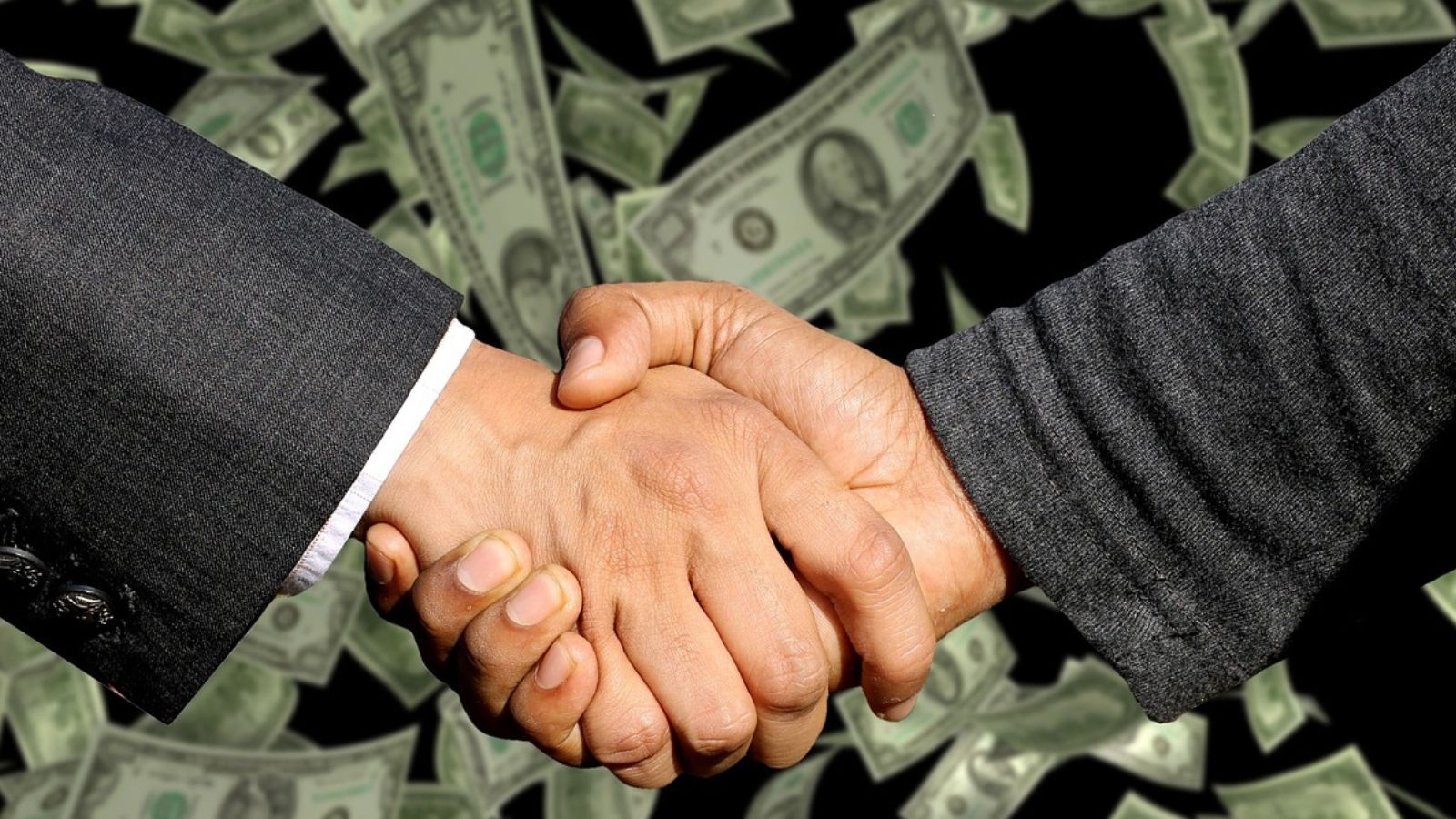 Homens apertando a mão e dinheiro no fundo