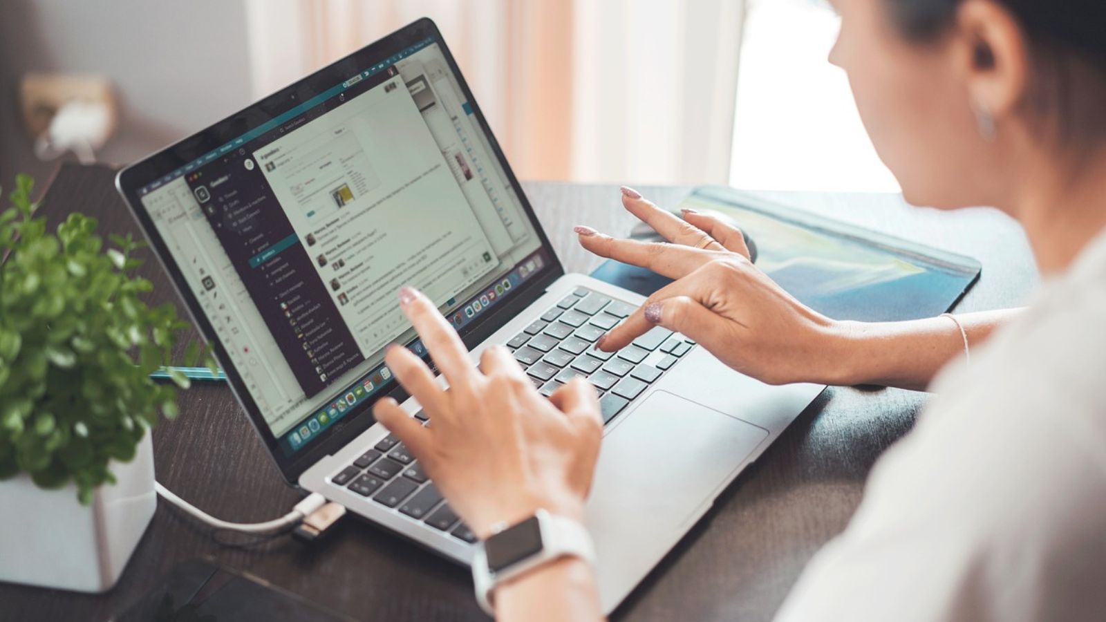 Mulher trabalhando no notebook