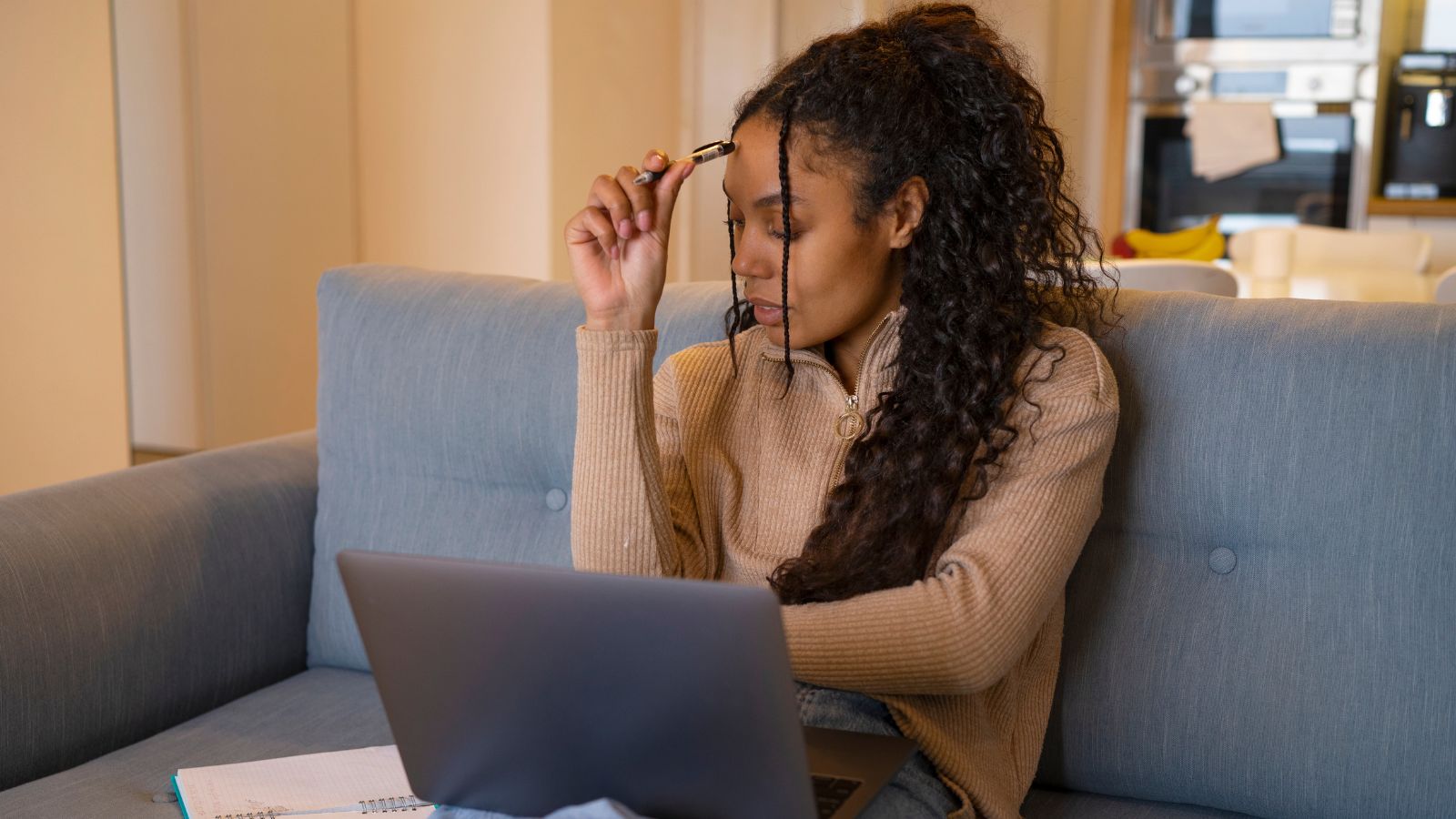 Mulher negra trabalhando em casa