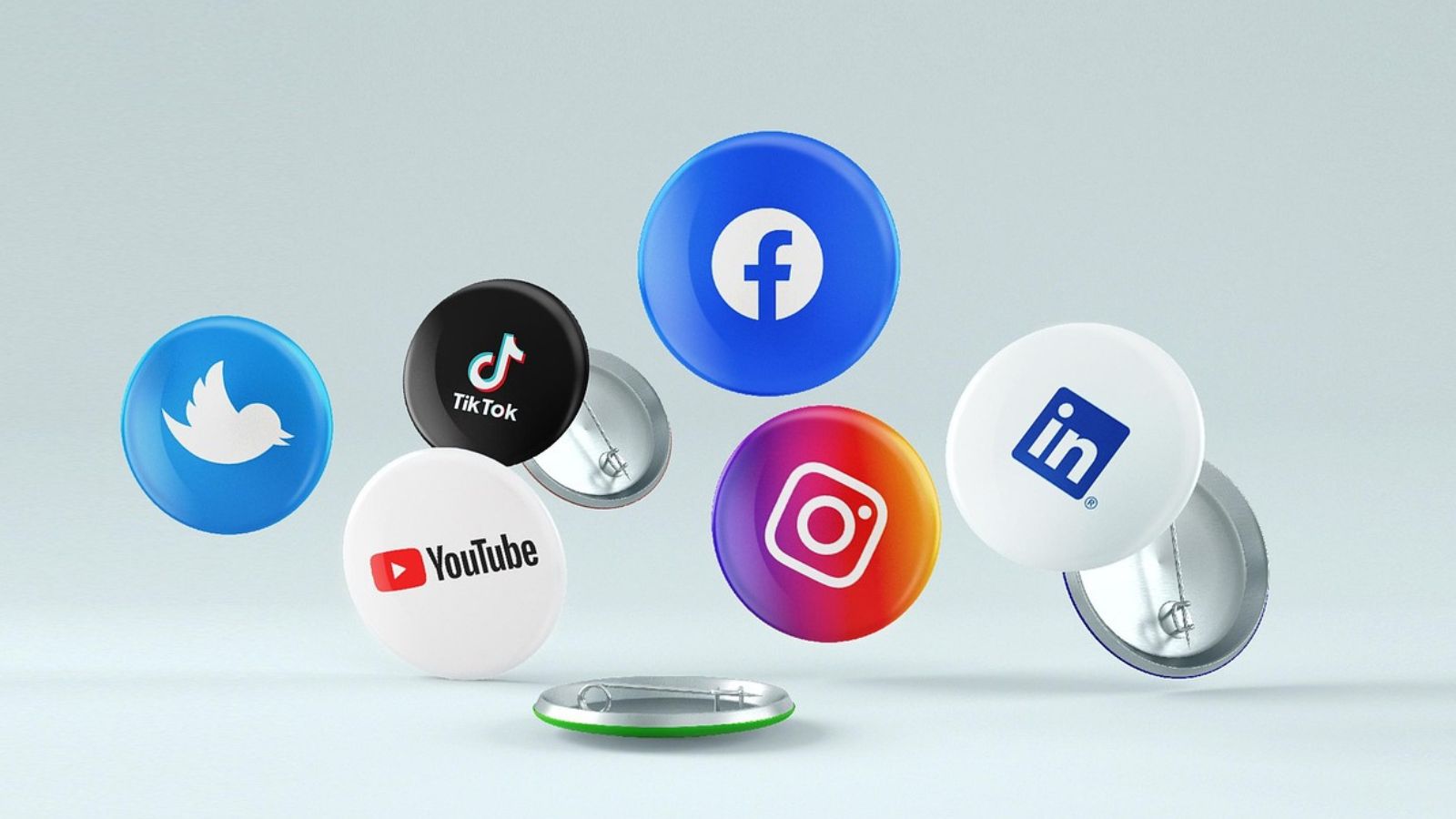 Símbolos das redes sociais em bolhas saindo de um celular