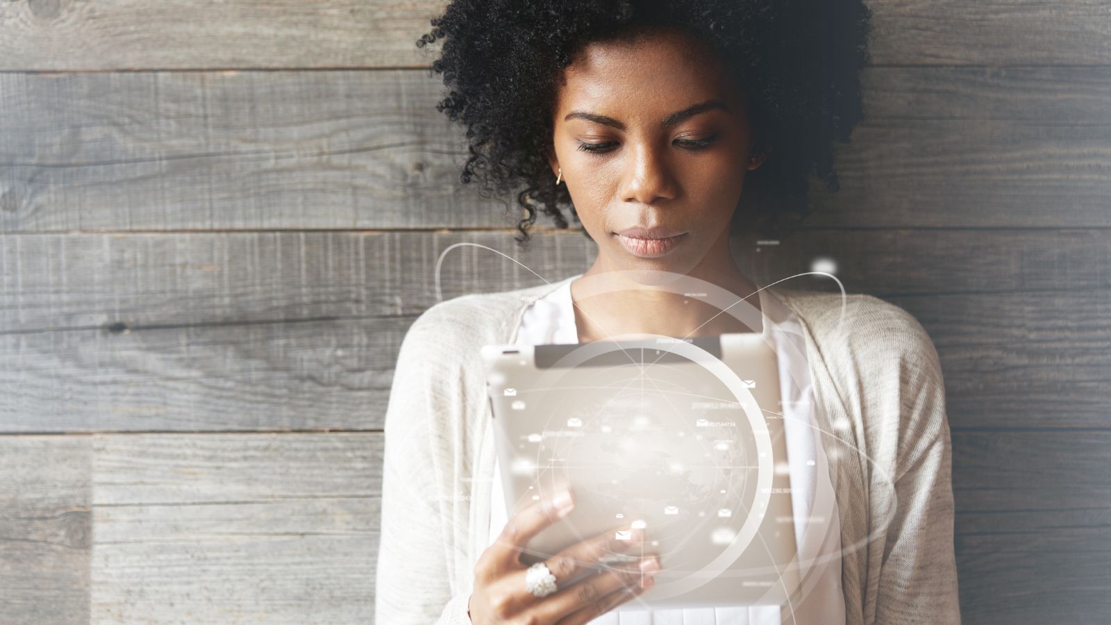 Mulher usando tablet com IA