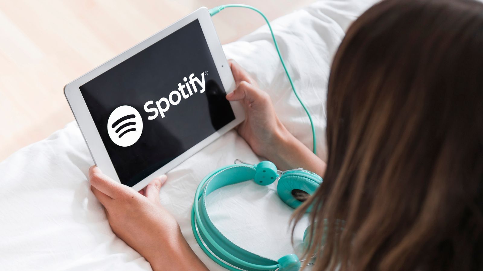 Jovem acessando Spotify em tablet