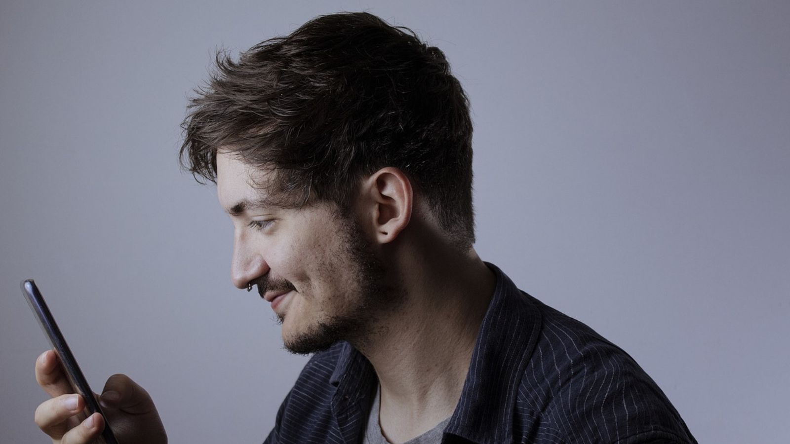 Homem mexendo no celular