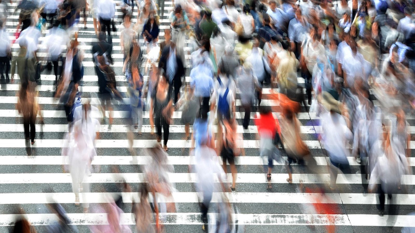 Pedestres atravessando rua