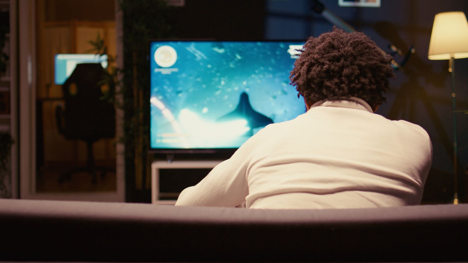 Homem assistindo televisão