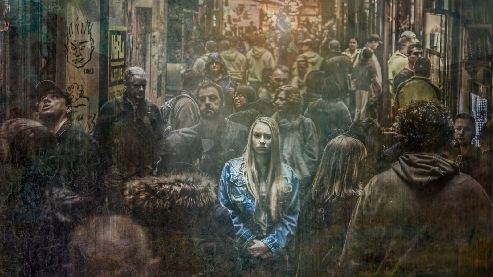 Adolescente no meio do povo de forma solitária