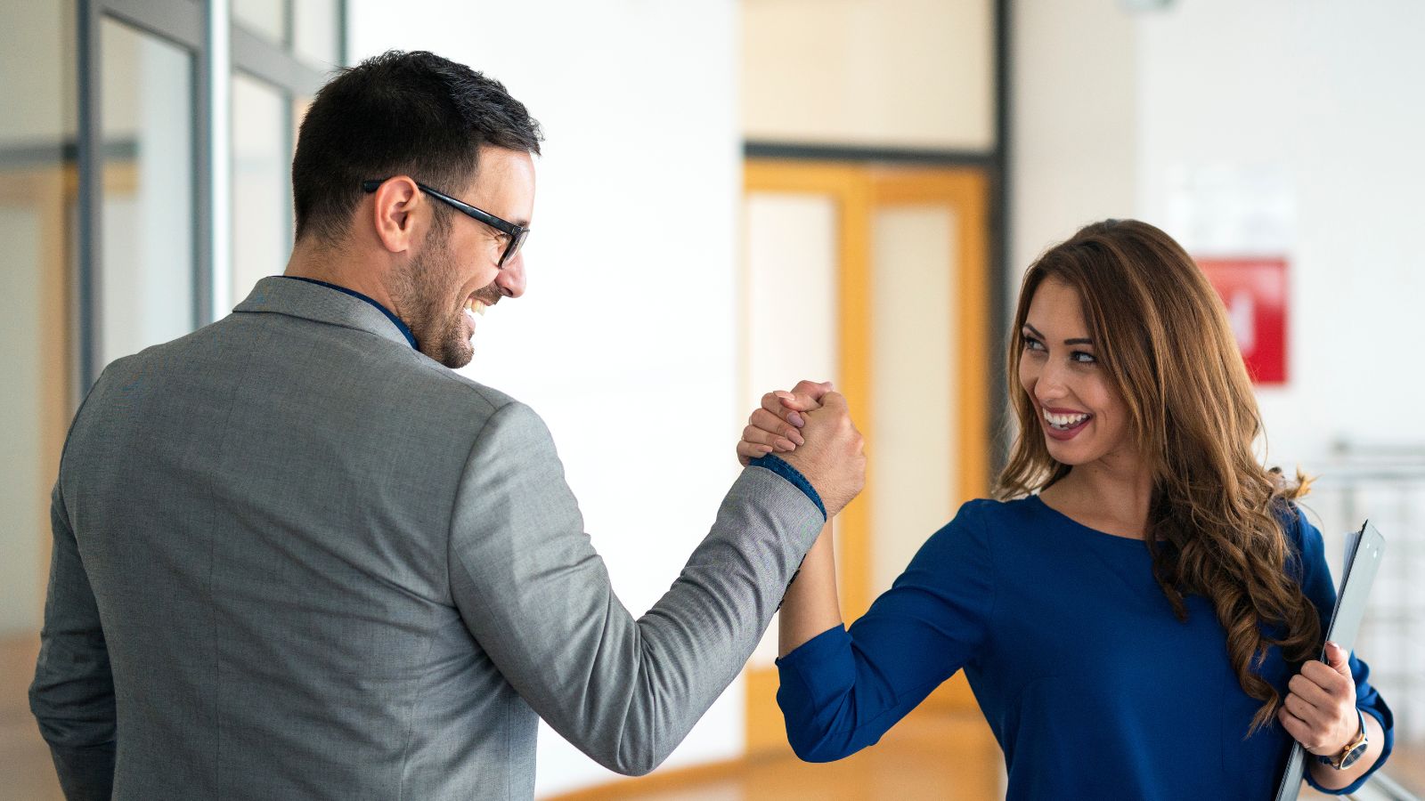 Homem e mulher se cumprimentando