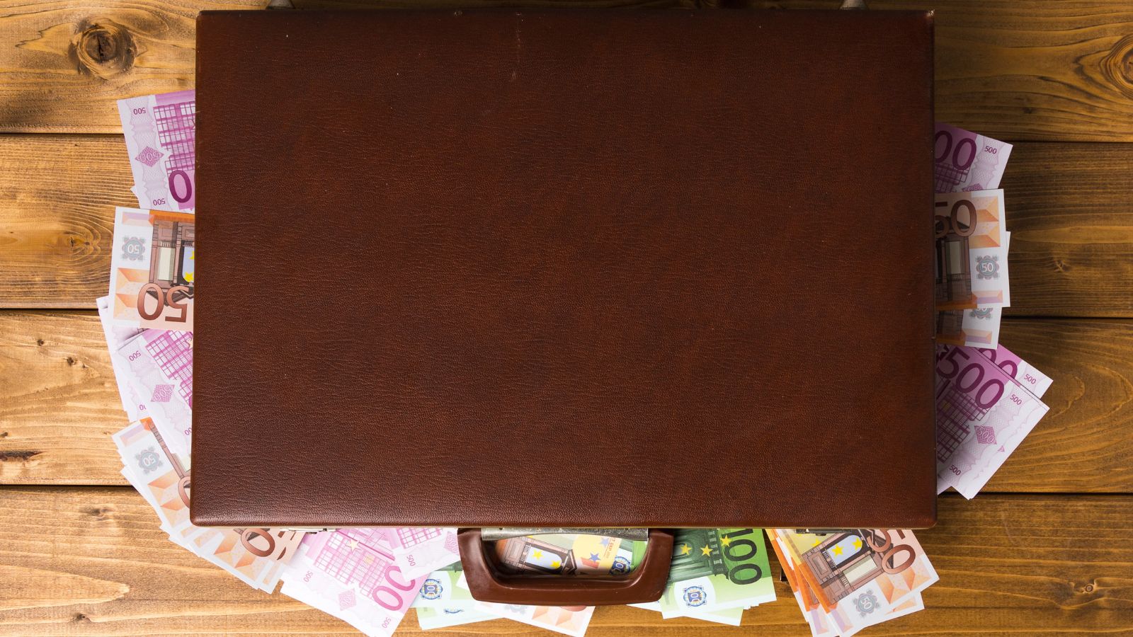 Os milionários que se fizeram sozinhos mostram que acumular riqueza depende menos de herança. Créditos: Freepik.