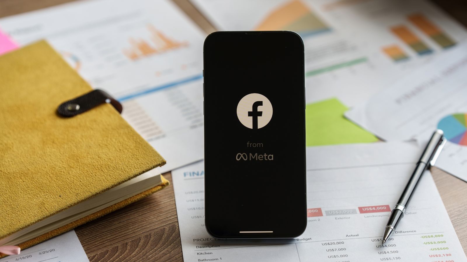 Celular aberto na tela do Facebook Meta