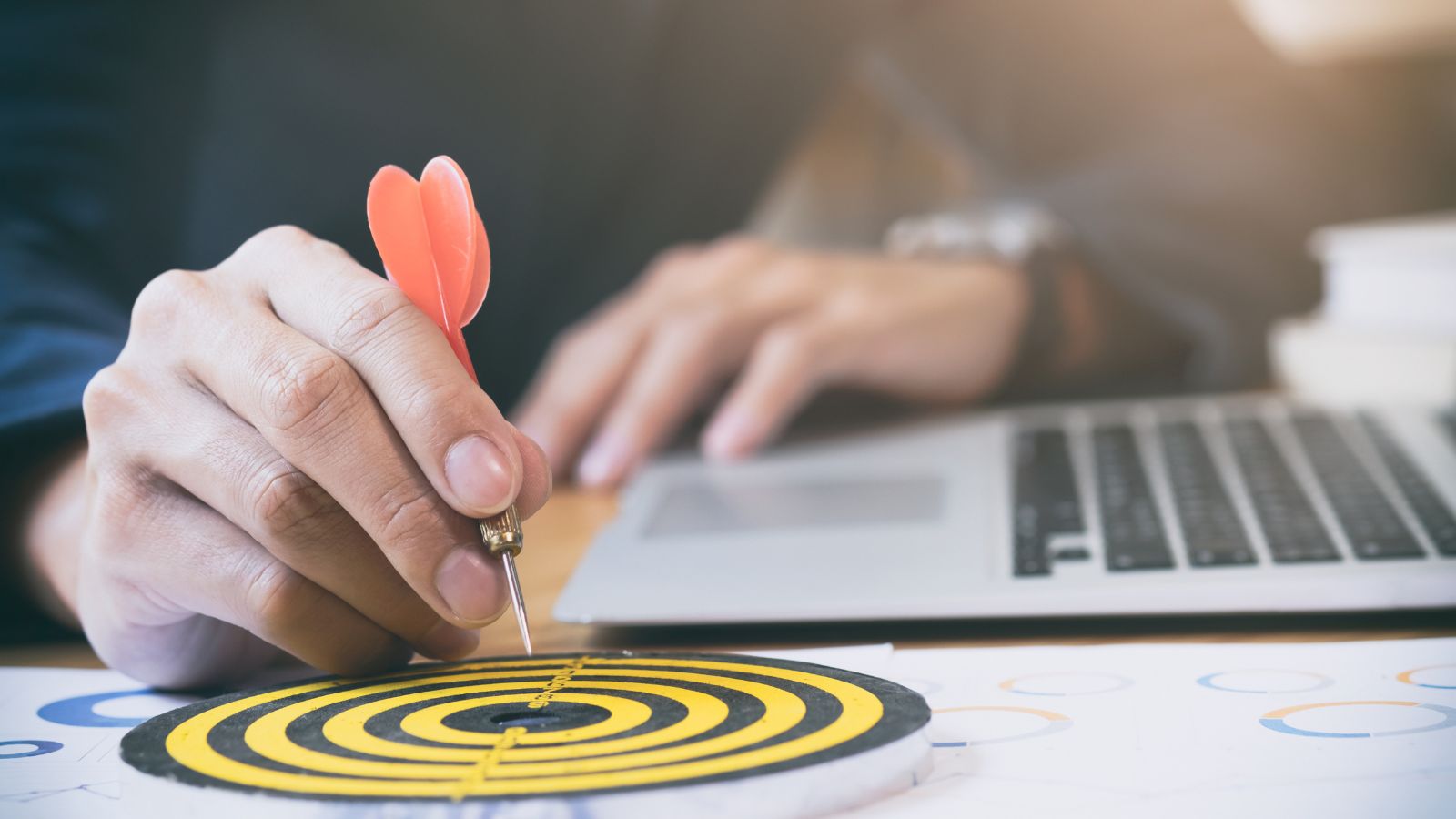 Homem segurando um dardo em um alvo