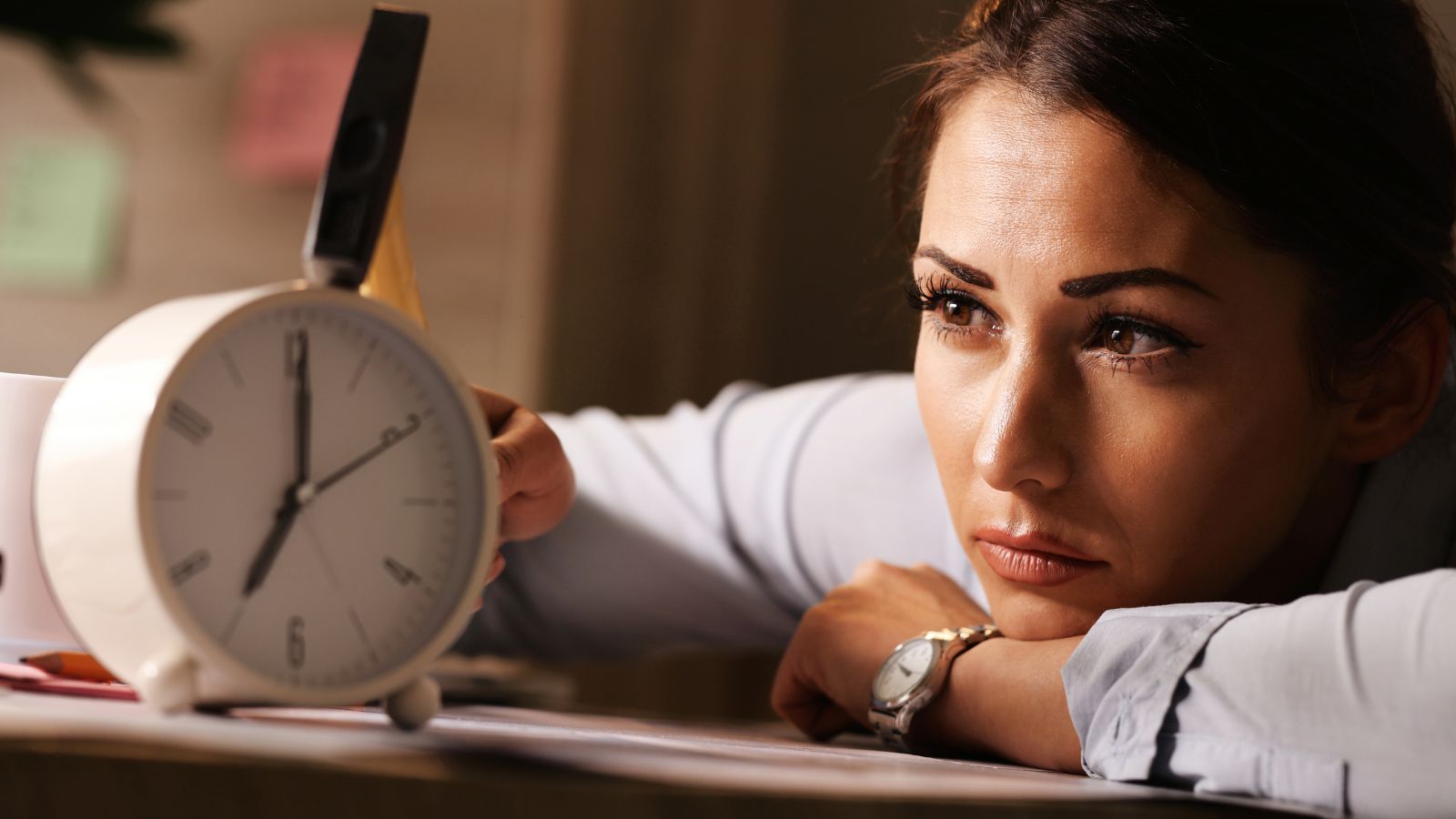 Mulher triste olhando para relógio