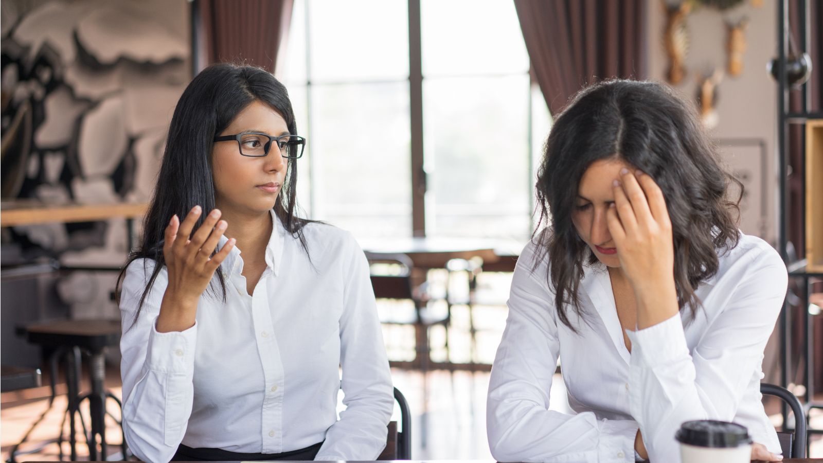 Mulheres conversando no trabalho